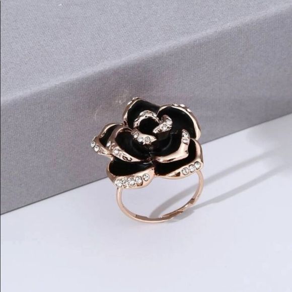 BEAUTIFUL Black & Gold Flower Ring - Picture 4 of 5